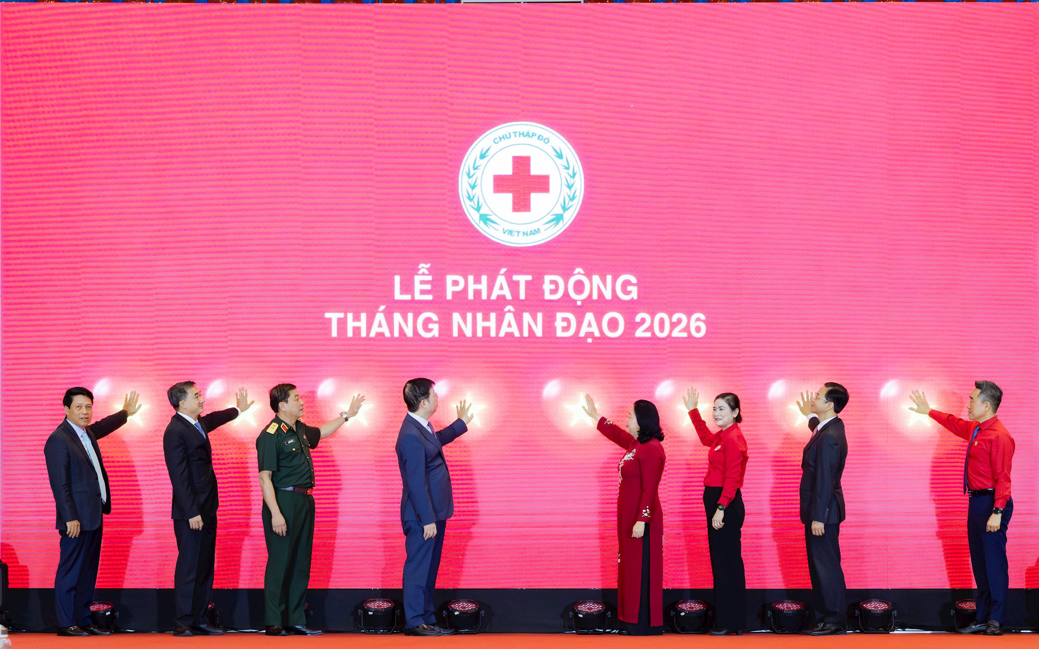 Các đại biểu bấm nút phát động Tháng Nhân đạo 2026
