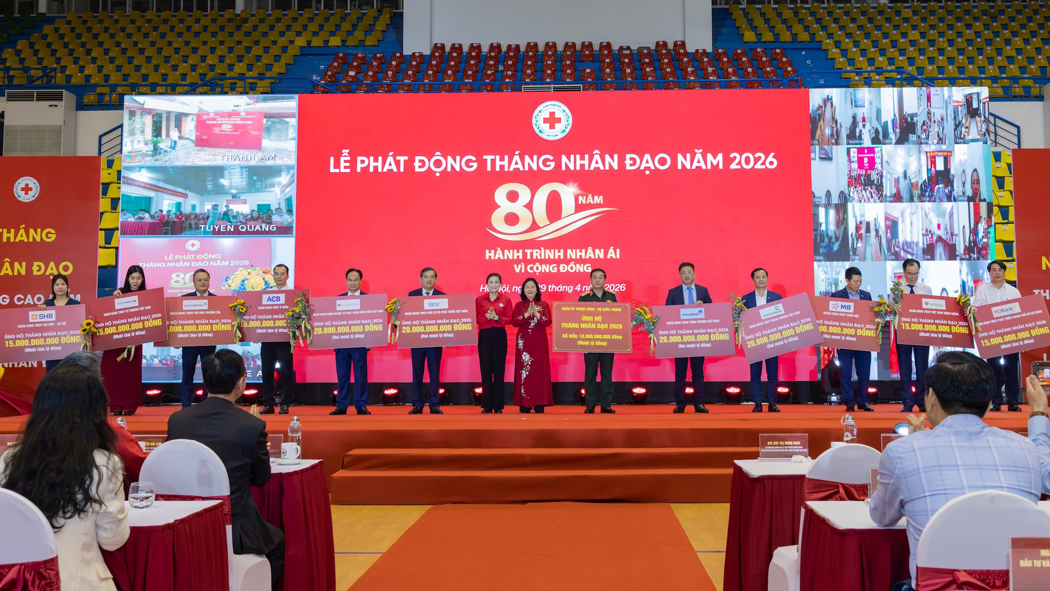 Ông Trần Văn Dũng, Thành viên HĐTV Agribank (thứ năm từ trái sáng) trao biểu trưng ủng hộ Chương trình 20 tỷ đồng
