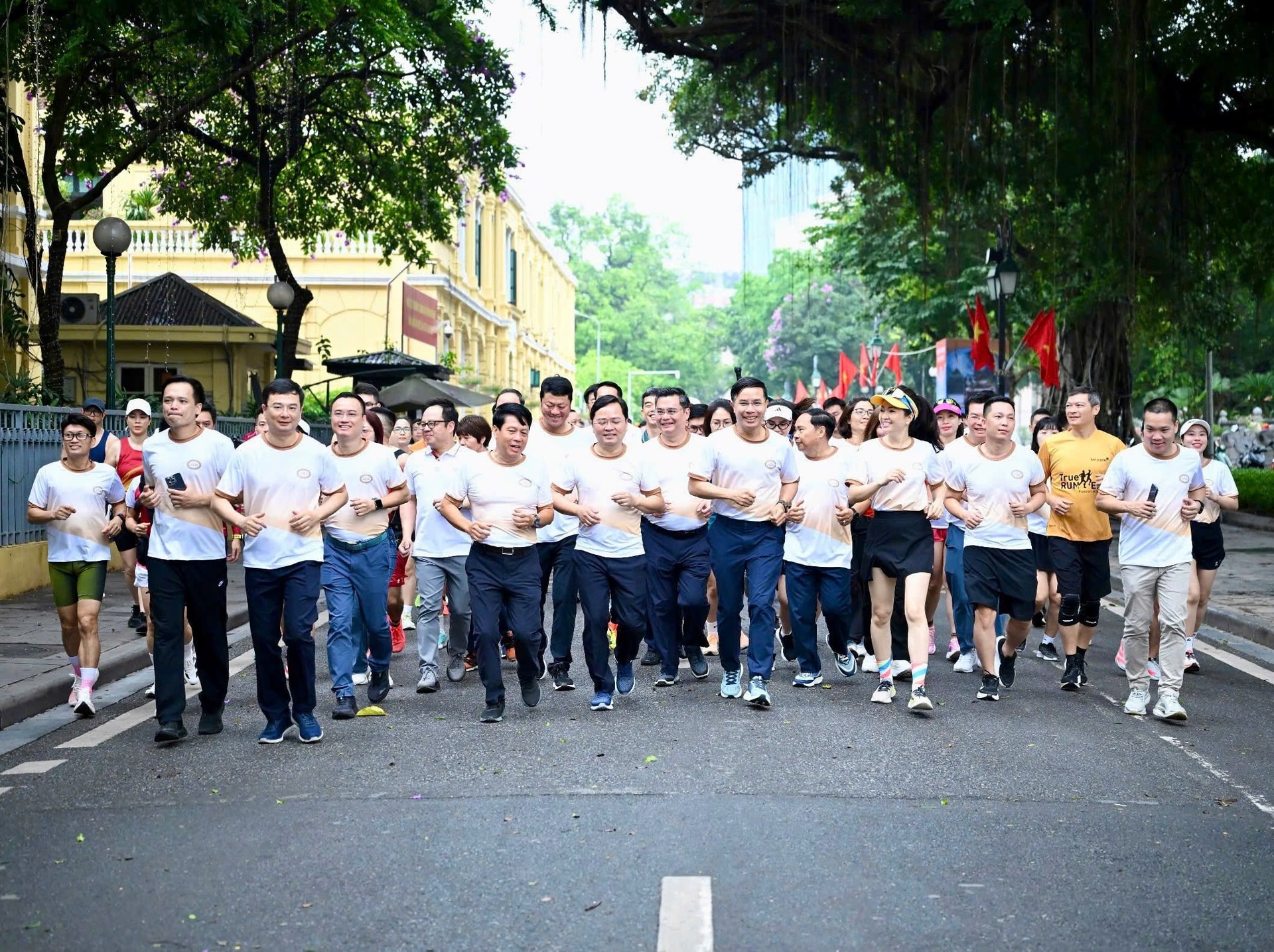 cac-vdv-chay-cung-duong-ho-hoan-kiem.jpg