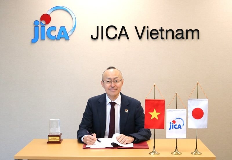 truong-dai-dien-kobayashi-yosuke.jica.jpg