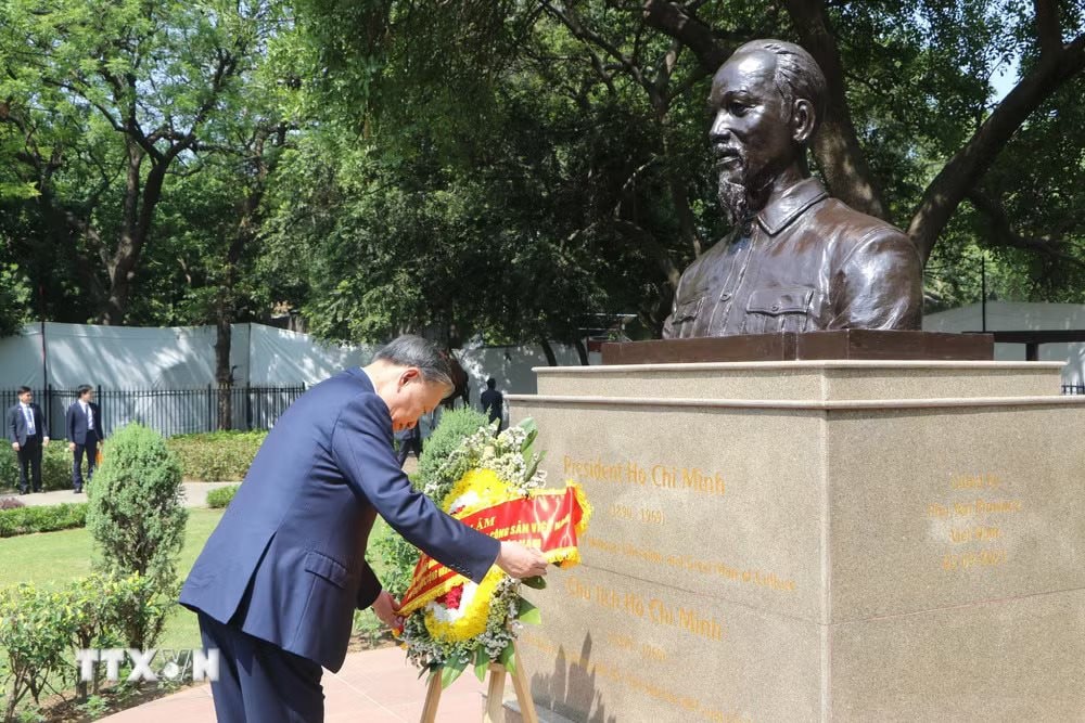 ttxvn-tong-bi-thu-chu-tich-nuoc-to-lam-dat-vong-hoa-tai-tuong-chu-tich-ho-chi-minh-2.jpg.jpg