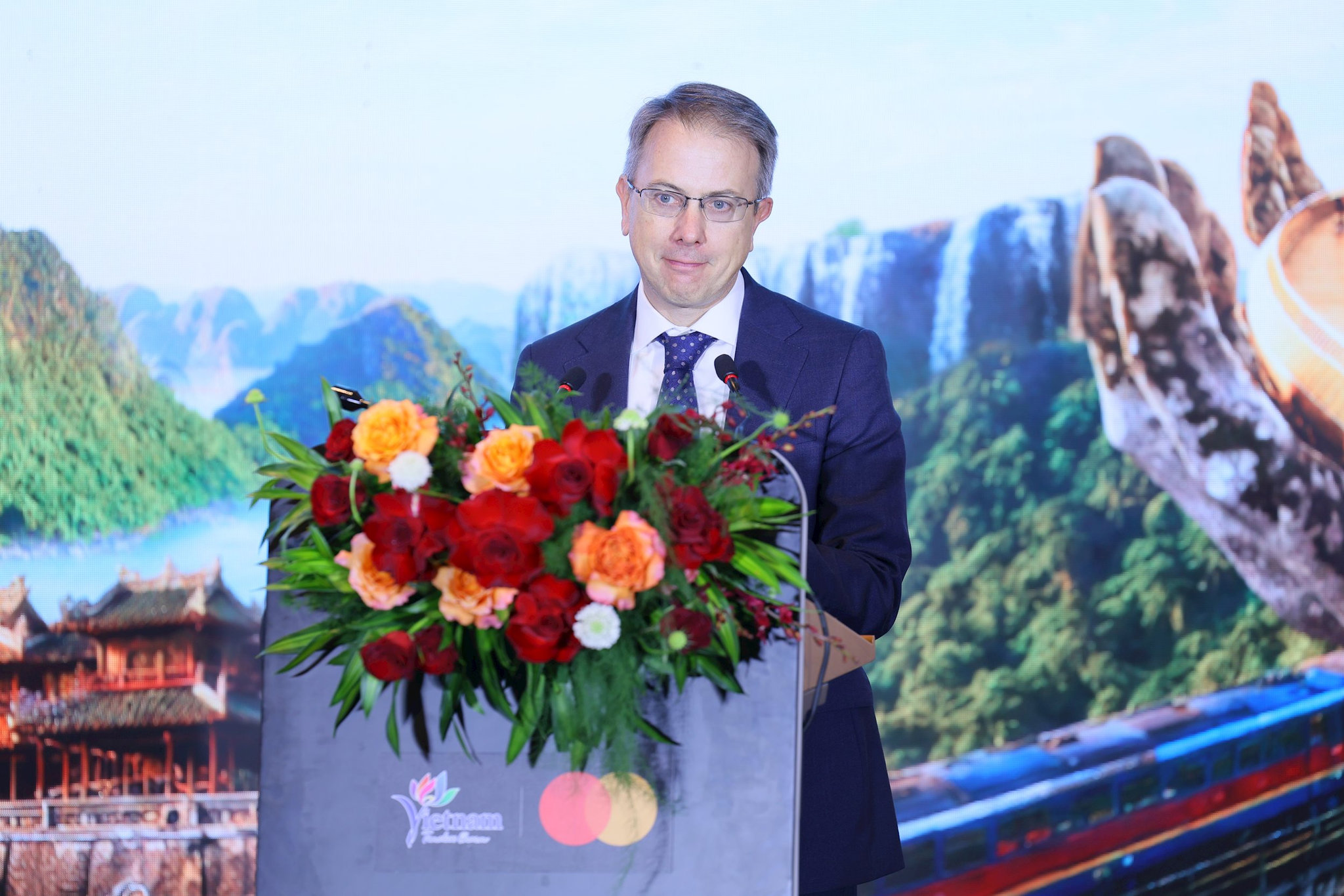 ong-richard-wormald-chu-tich-khu-vuc-chau-a-thai-binh-duong-mastercard-phat-bieu-tai-su-kien.jpg