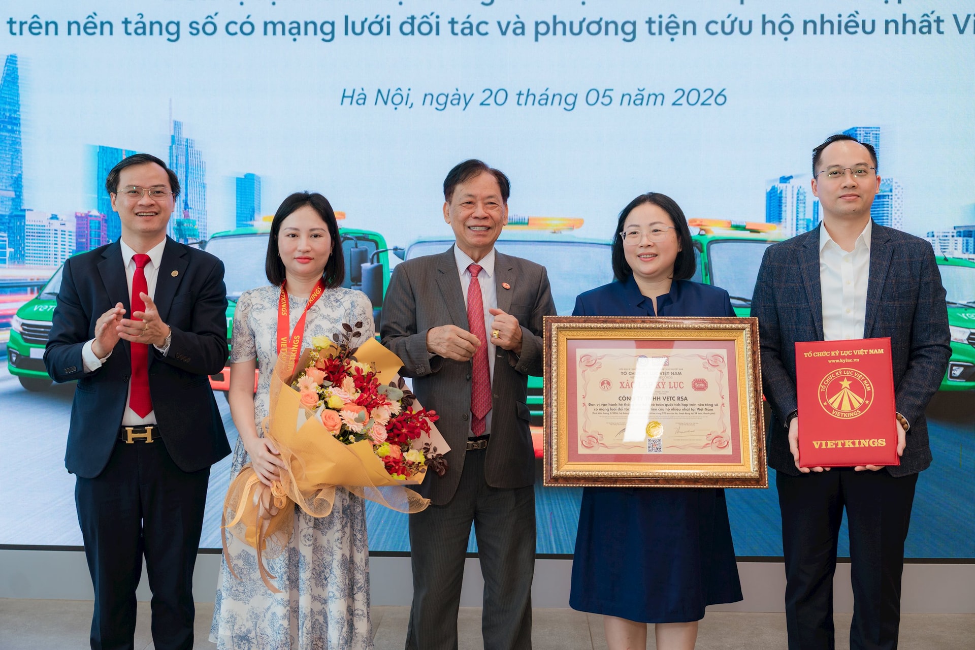 anh-1_-ong-thang-van-phuc-nguyen-thu-truong-bo-noi-vu-chu-tich-tw-hoi-ky-luc-gia-viet-nam-trao-bang-xac-lap-ky-luc-cho-dai-dien-vetc..jpg