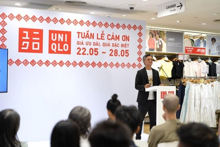 ong-akiyama-naoki-tong-giam-doc-uniqlo-viet-nam-phat-bieu-tai-su-kien-khoi-dong-tuan-le-cam-on.jpg