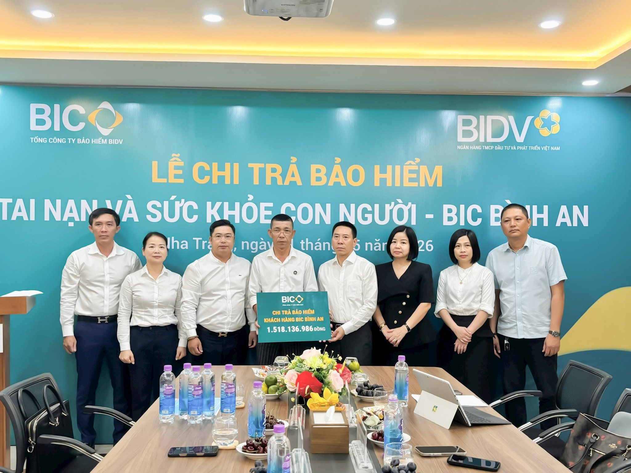 dai-dien-lanh-dao-bic-va-bidv-nha-trang-trao-quyen-loi-bao-hiem-cho-than-nhan-khach-hang.jpg