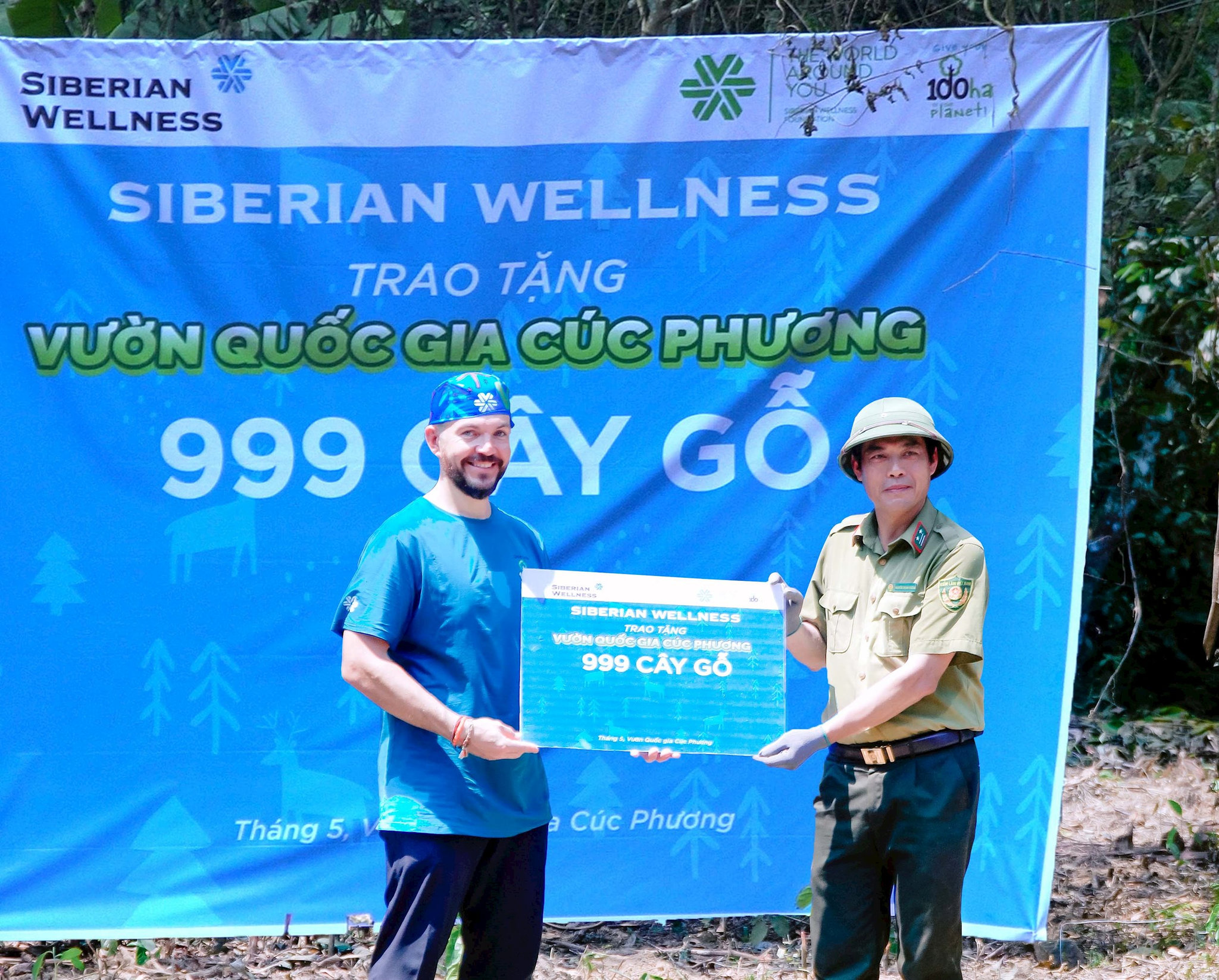 999-cay-go-quy-vu-huong-da-duoc-siberian-wellness-trao-cho-dai-dien-trung-tam-cuu-ho-bao-ton-va-phat-trien-sinh-vat.jpg