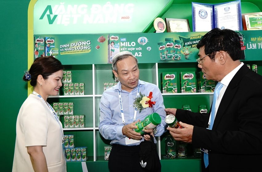 dai-bieu-tham-quan-gian-hang-cua-nestle-milo-tai-trien-lam-quoc-te-nganh-sua-2026.jpg