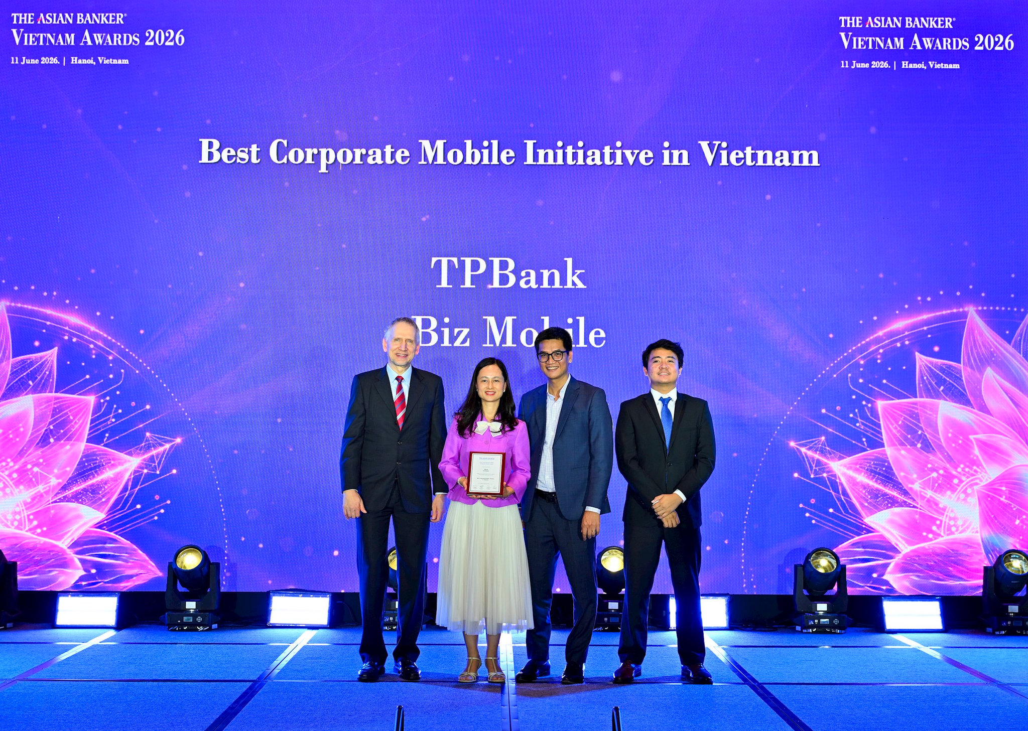 ung-dung-ngan-hang-so-tren-thiet-bi-di-dong-danh-cho-khach-hang-doanh-nghiep-xuat-sac-nhat-viet-nam-best-corporate-mobile-initiative-in-vietnam-.jpeg