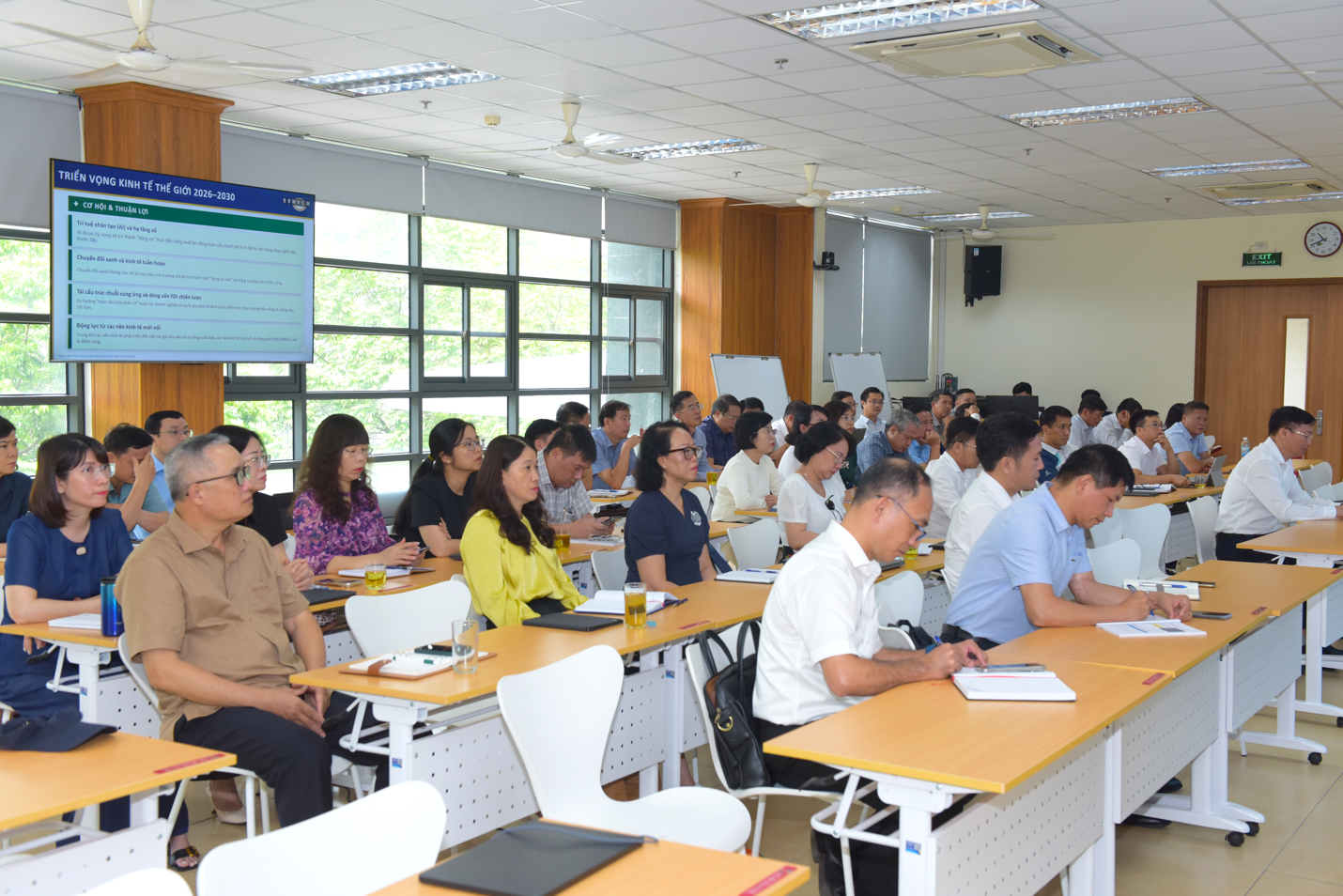 17.6-3-pho-thong-doc-pham-thanh-ha-du-giang-lop-boi-duong-lanh-dao-nhnn-chi-nhanh-khu-vuc.png