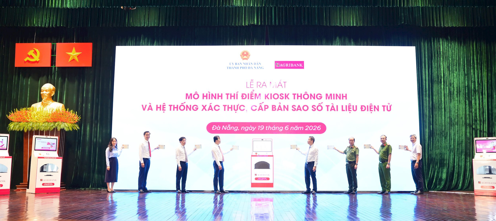 anh-3.-cac-dai-bieu-thuc-hien-nghi-thuc-ra-mat-mo-hinh-tram-dich-vu-cong-so-tai-thanh-pho-da-nang.jpg