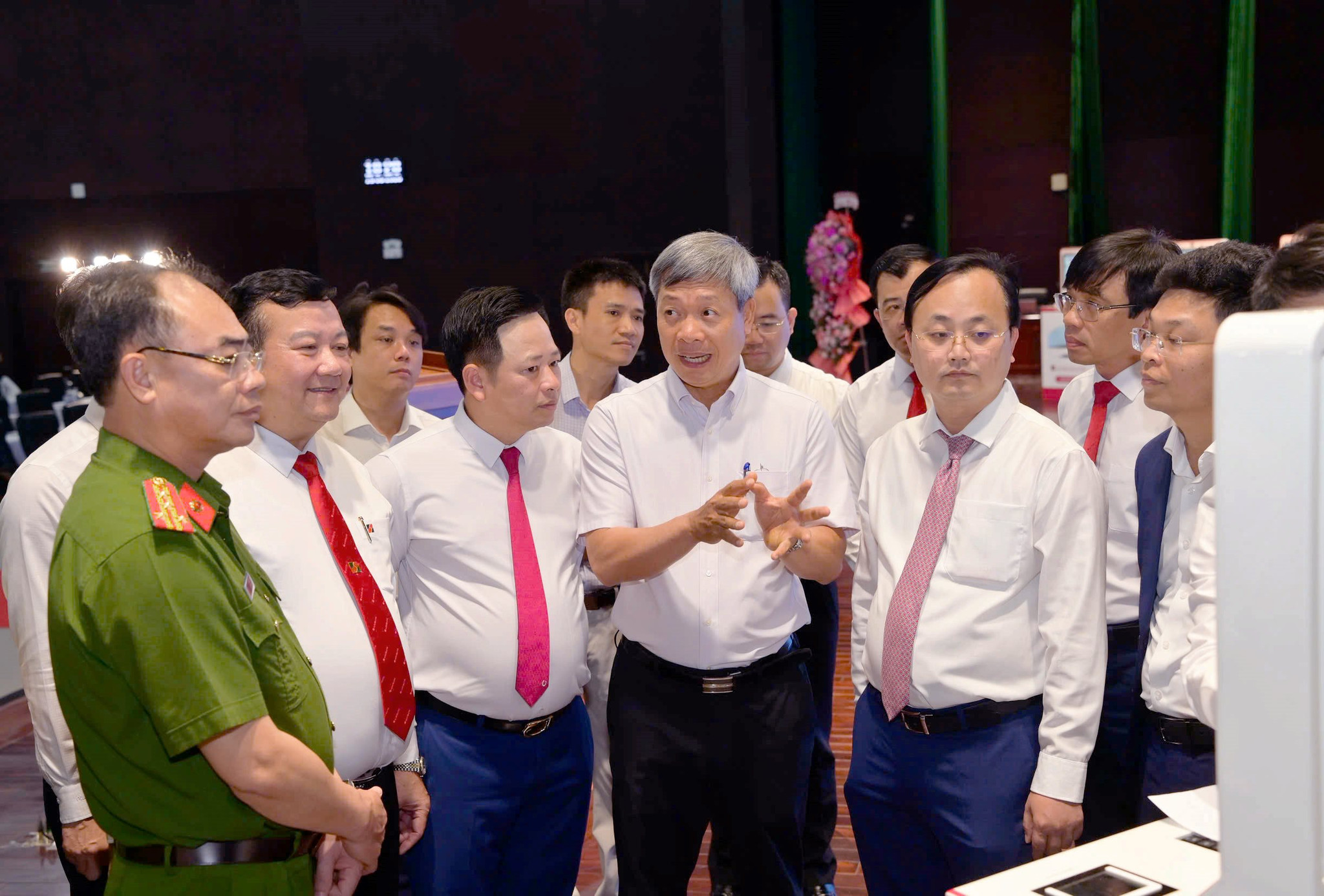 anh-5.-cac-dai-bieu-trai-nghiem-dich-vu-xac-thuc-tren-tram-dich-vu-cong-so-do-agribank-tai-tro.jpg