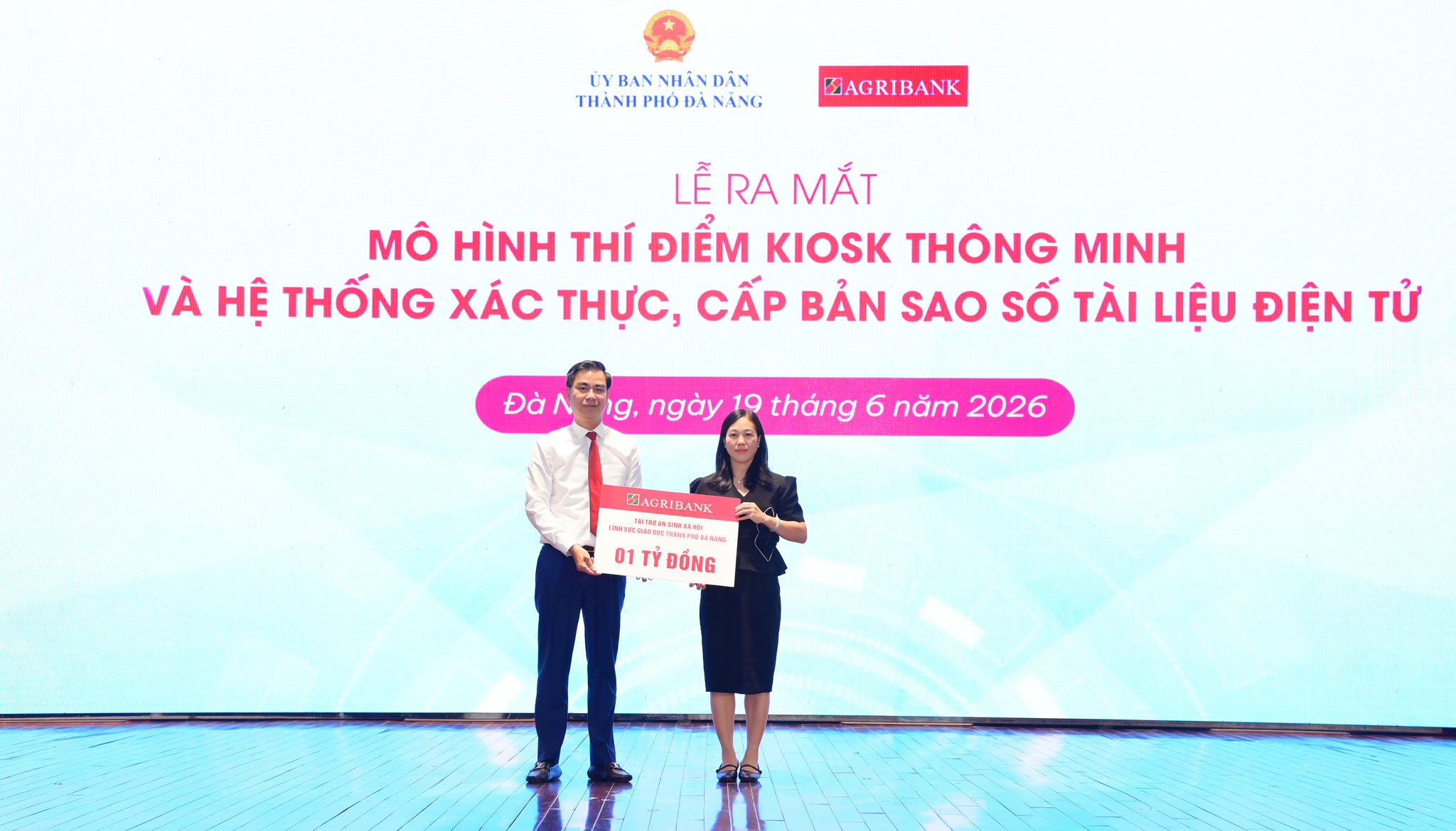 anh-6.-dong-chi-le-xuan-trung-uy-vien-ban-thuong-vu-dang-uy-thanh-vien-hoi-dong-thanh-vien-agribank-trao-tang-khoan-tai-tro-an-sinh-xa-hoi-trong-linh-vuc-giao-duc-tri-gia-01-ty.jpg