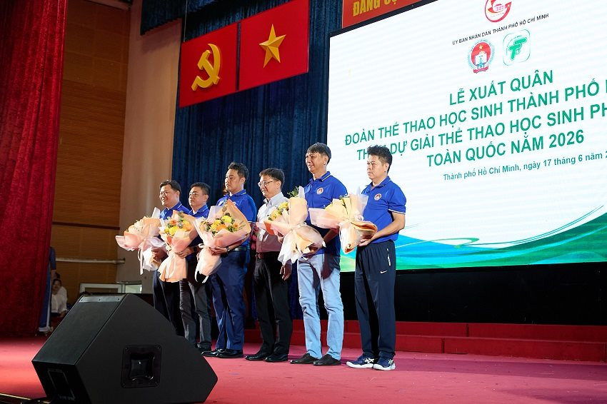 mot-so-hinh-anh-tai-buoi-le.-lanh-dao-thanh-pho-tang-bang-khen-cho-cac-tap-the-dat-thanh-tich-xuat-sac.jpg