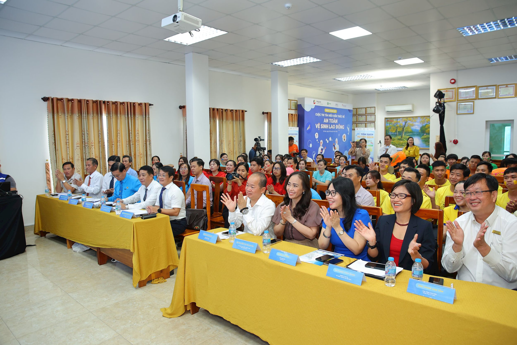 hoi-dong-giam-khao-va-bld-tap-doan-thuy-san-minh-phu-hao-hung-voi-cac-phan-thi.jpg
