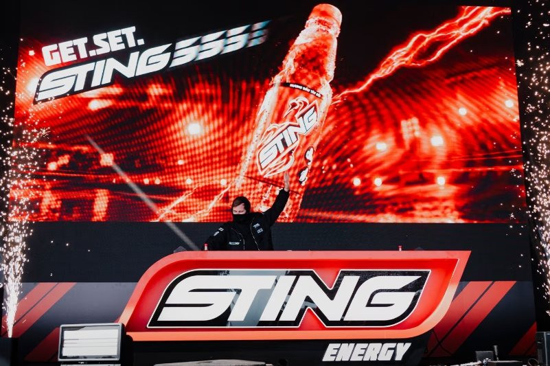 alan-walker-trinh-dien-ca-khuc-the-sting-with-me-tai-barcelona-grand-prix.jpeg