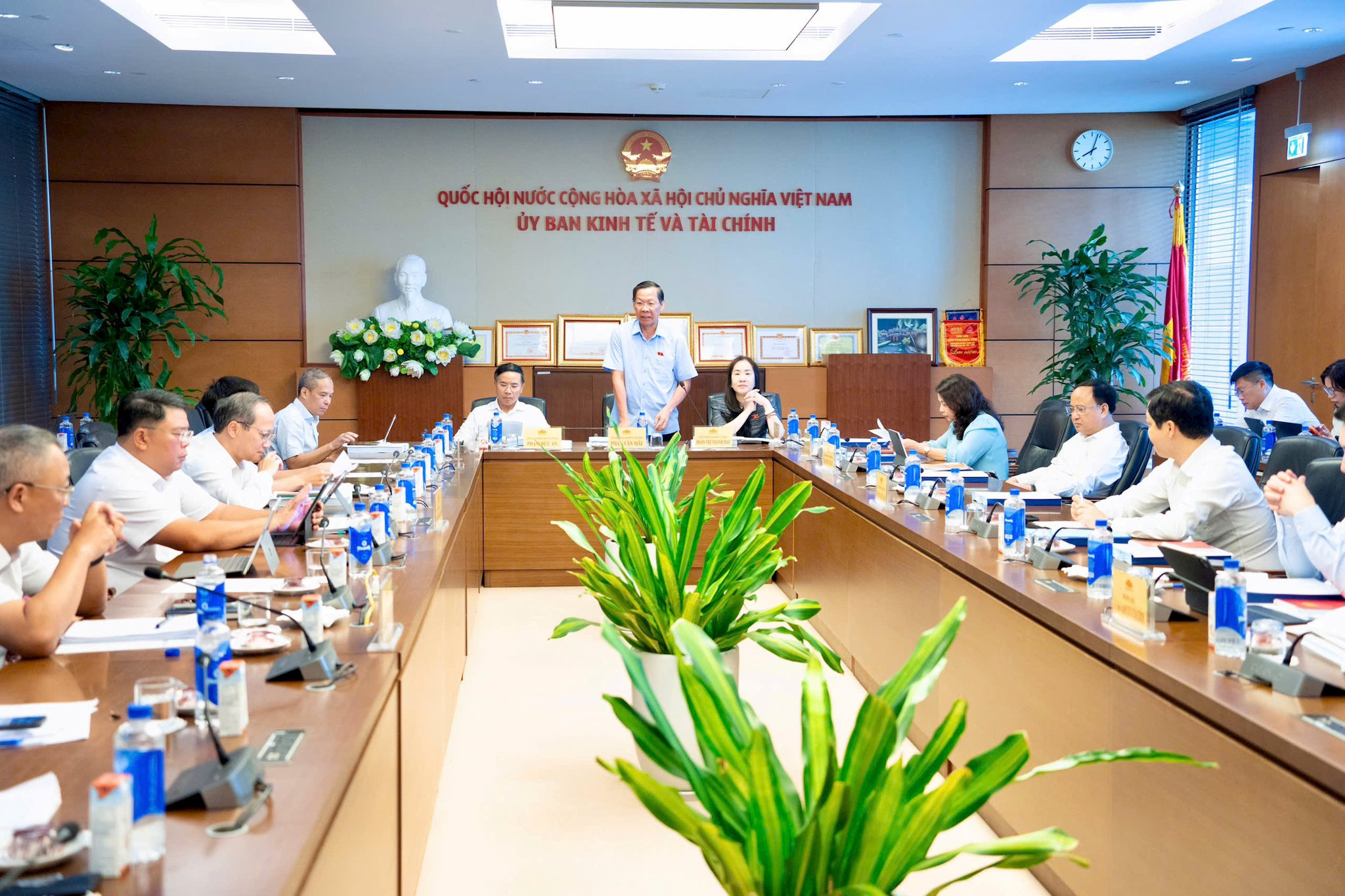 6.7quanh-canh-phien-hop.jpg