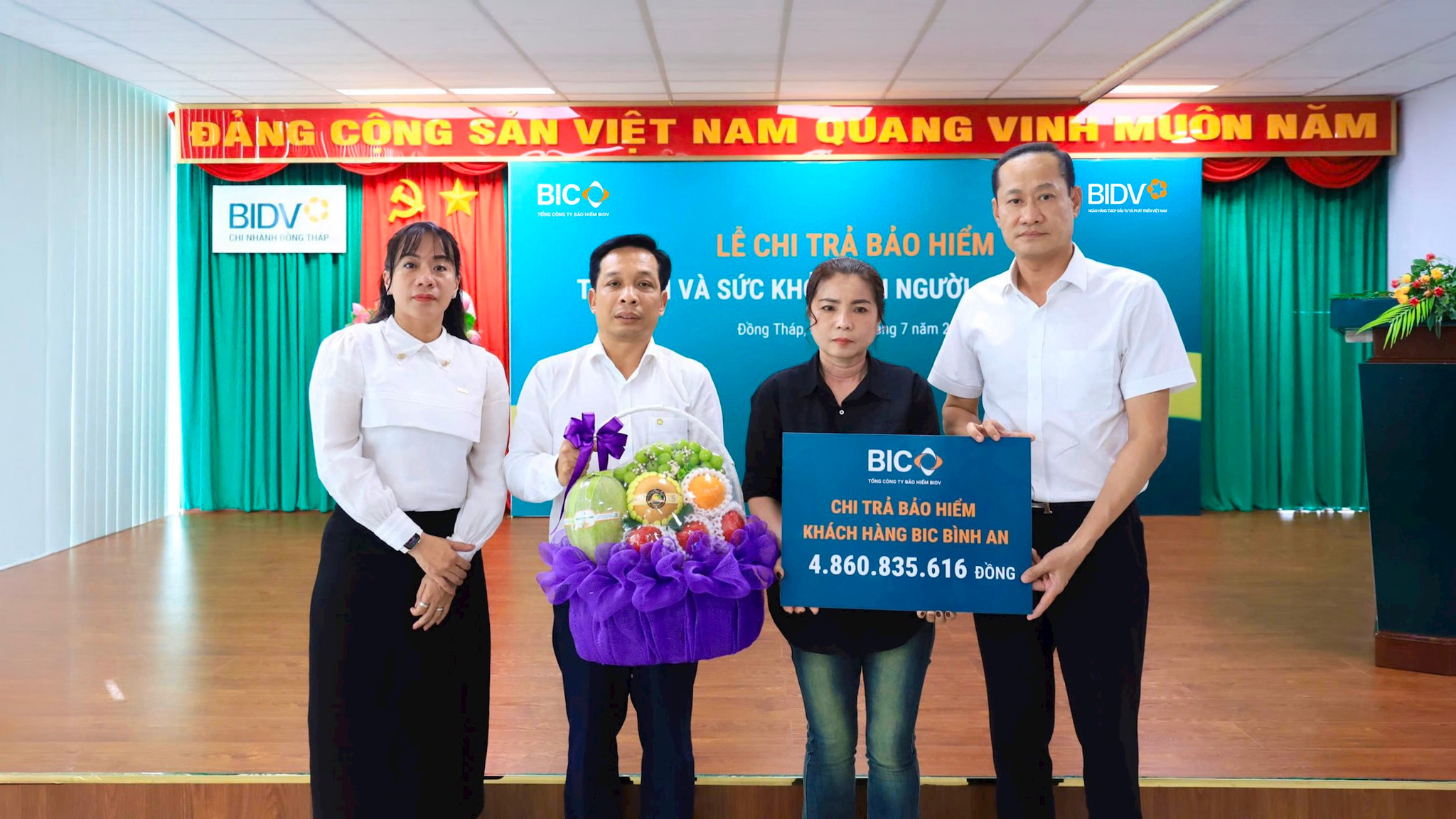 dai-dien-lanh-dao-bic-va-bidv-dong-thap-trao-tien-bao-hiem-cho-dai-dien-gia-dinh-khach-hang_06.7.2026.jpg