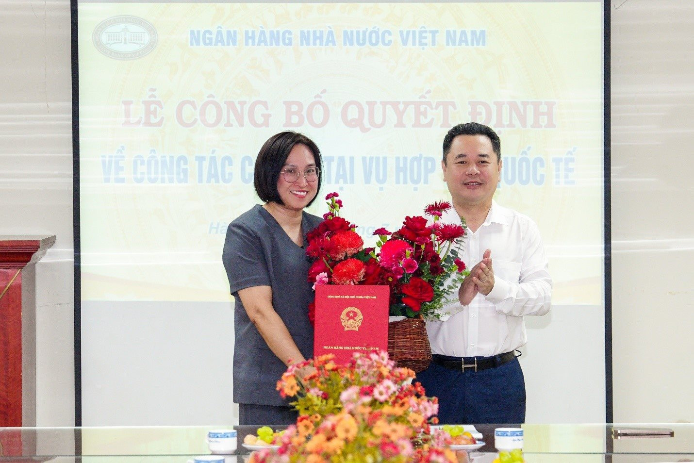 10.7-1-pho-thong-doc-nguyen-ngoc-canh-trao-quyet-dinh-bo-nhiem-pho-vu-truong-vu-hop-tac-quoc-te.jpg