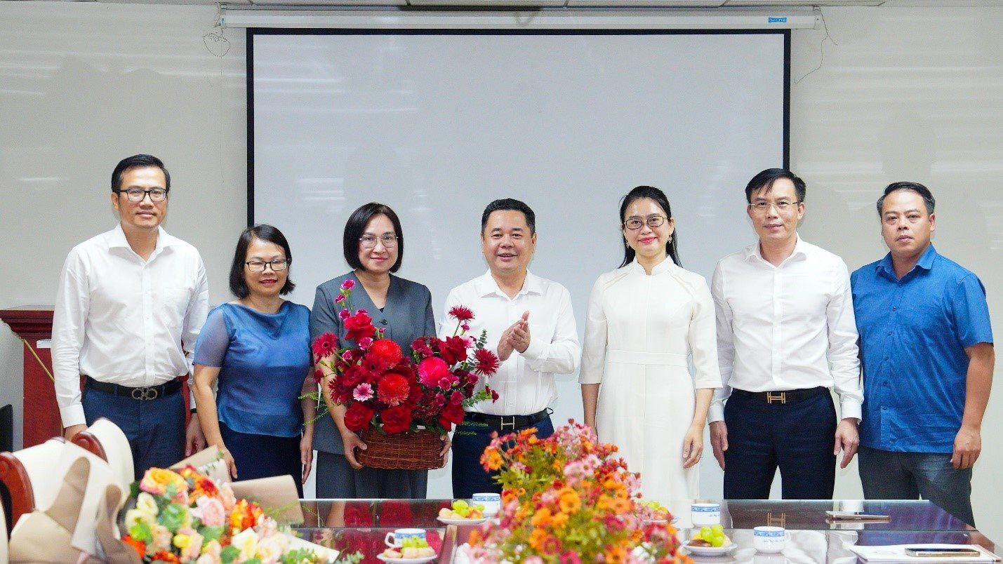10.7-4-pho-thong-doc-nguyen-ngoc-canh-trao-quyet-dinh-bo-nhiem-pho-vu-truong-vu-hop-tac-quoc-te.jpg