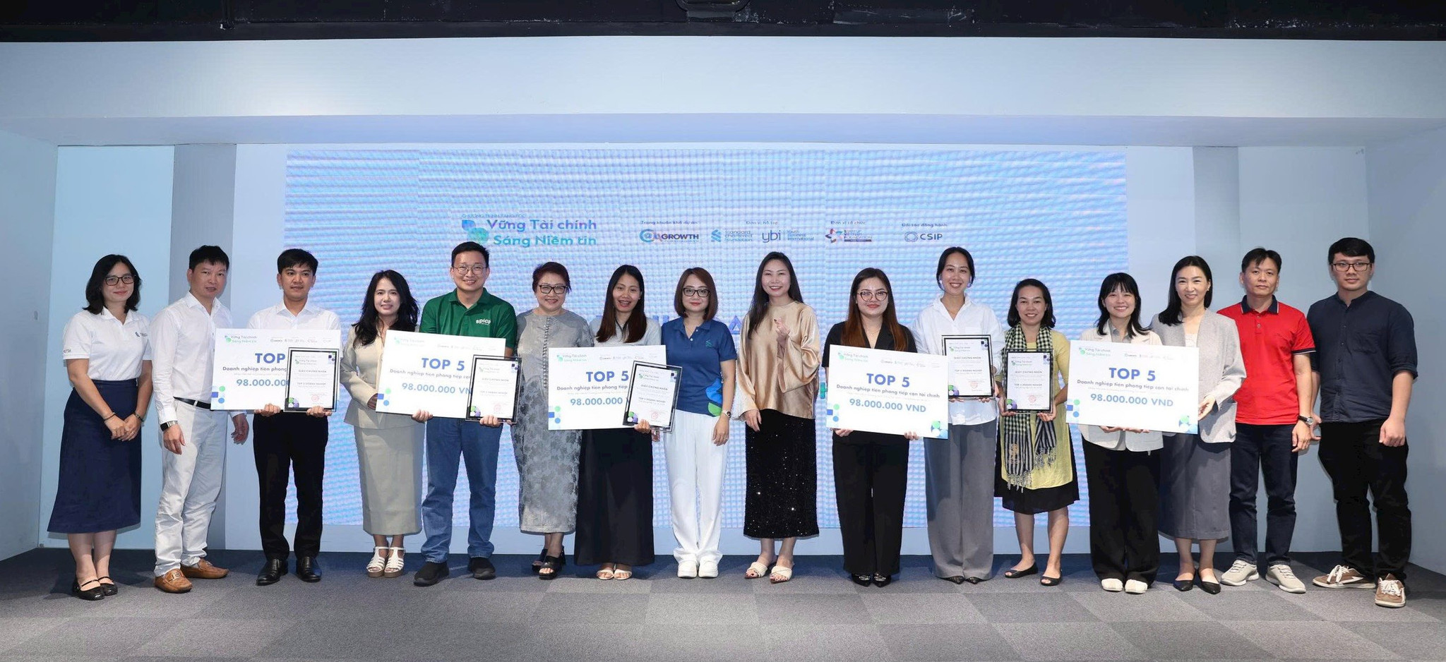 top-5-doanh-nghiep-xuat-sac-cua-chuong-trinh-tang-toc-vung-tai-chinh-sang-niem-tin-co4growth.jpg