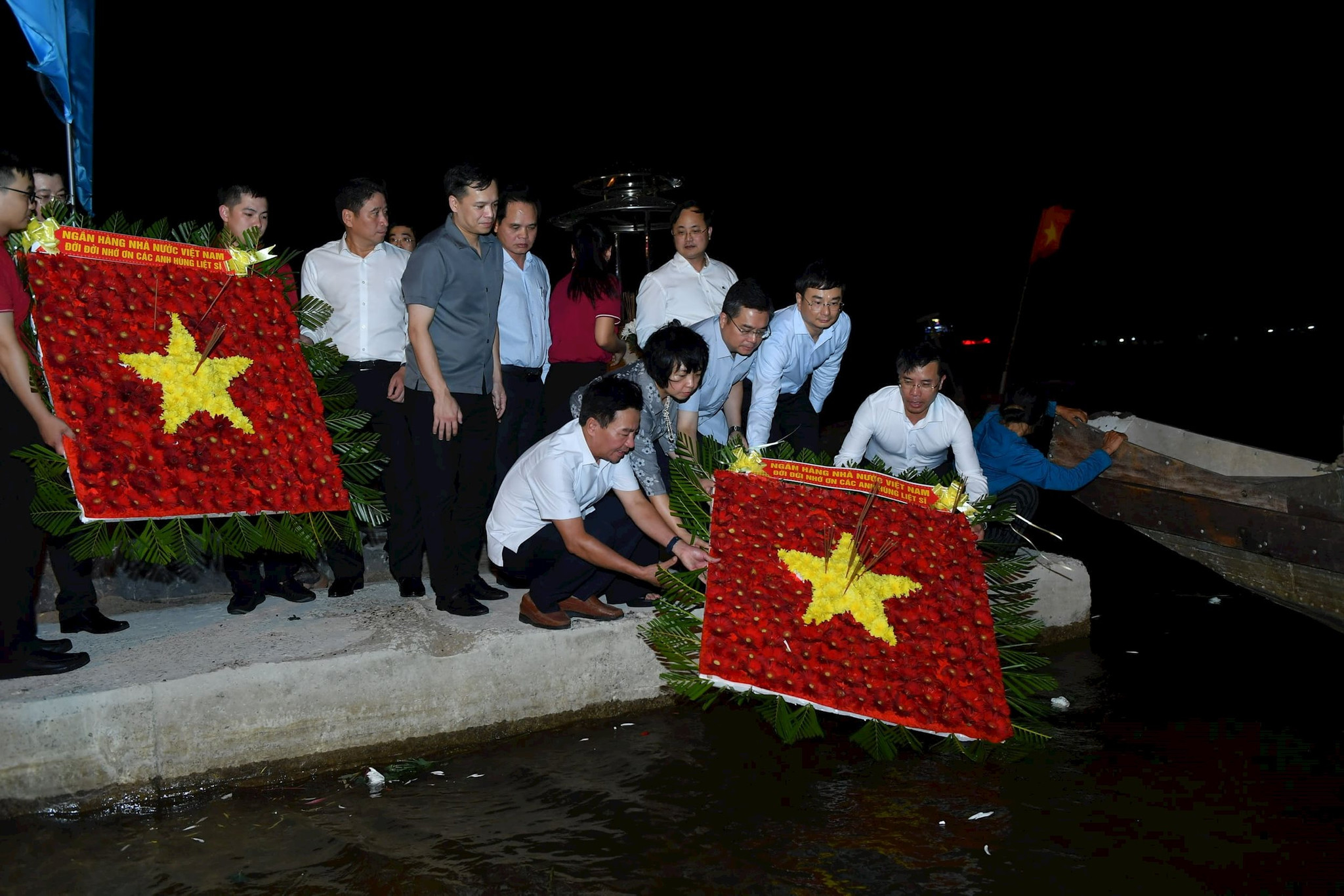 12.7-2-nganh-ngan-hang-tri-an-cac-anh-hung-liet-si.jpg
