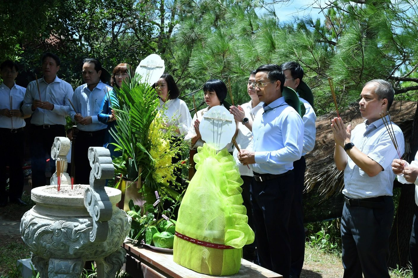 12.7-3-nganh-ngan-hang-tri-an-cac-anh-hung-liet-si.jpg
