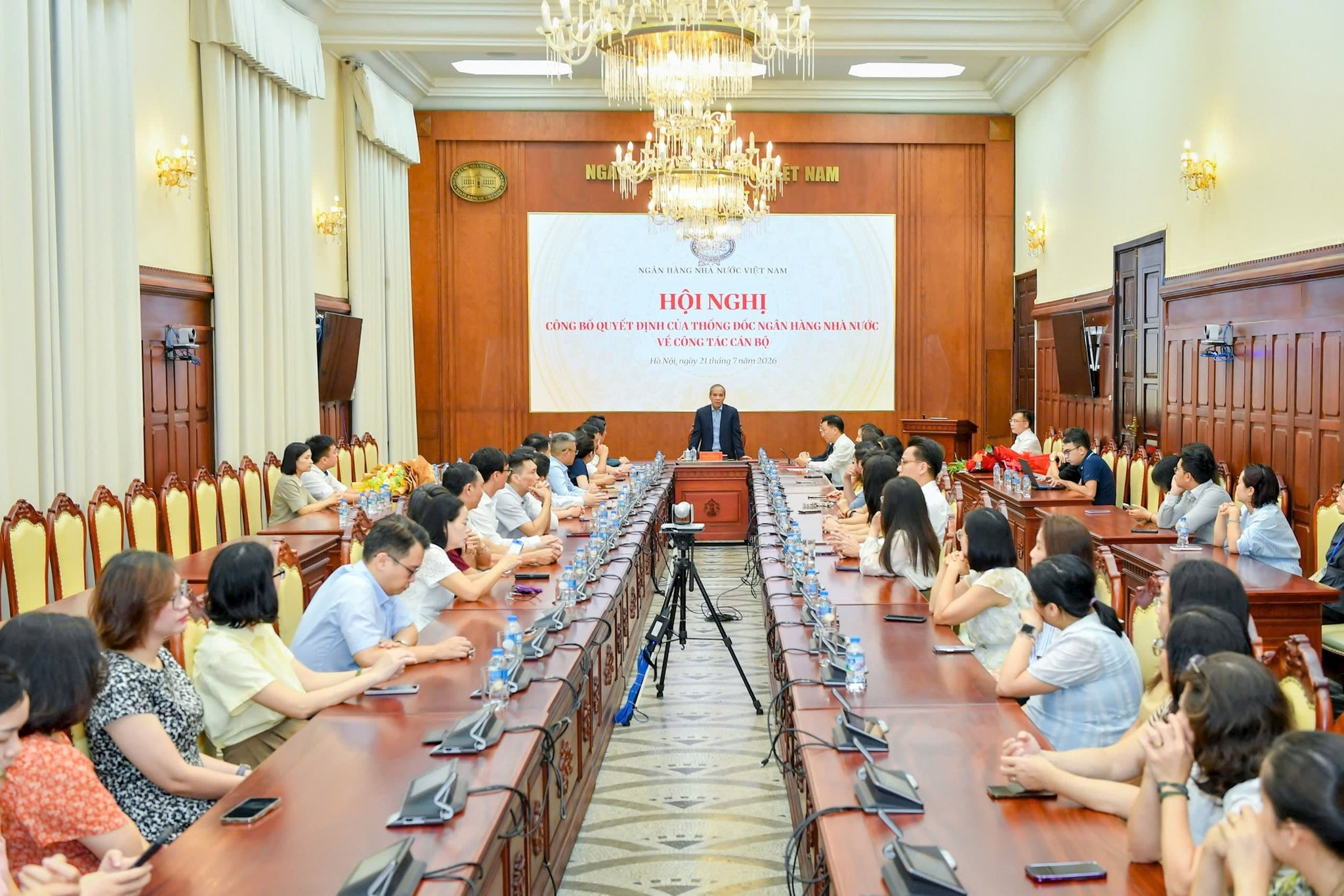 21.7.206-cong-bo-quyet-dinh-bo-nhiem-pho-vu-truong-vu-to-chuc-can-bo-ngan-hang-nha-nuoctoan-canh.jpg