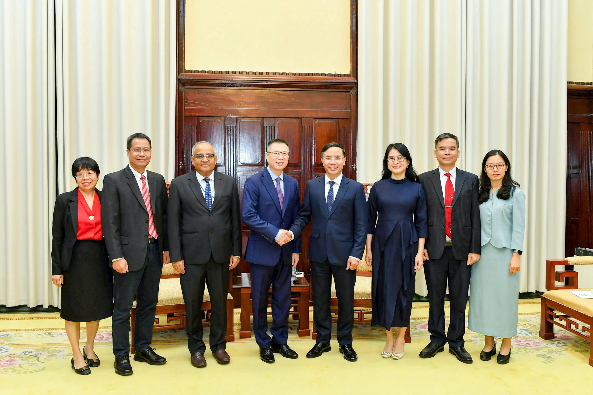 0308.03.thong-doc-pham-duc-an-tiep-giam-doc-phu-trach-khu-vuc-dong-nam-a-cua-adb.jpg