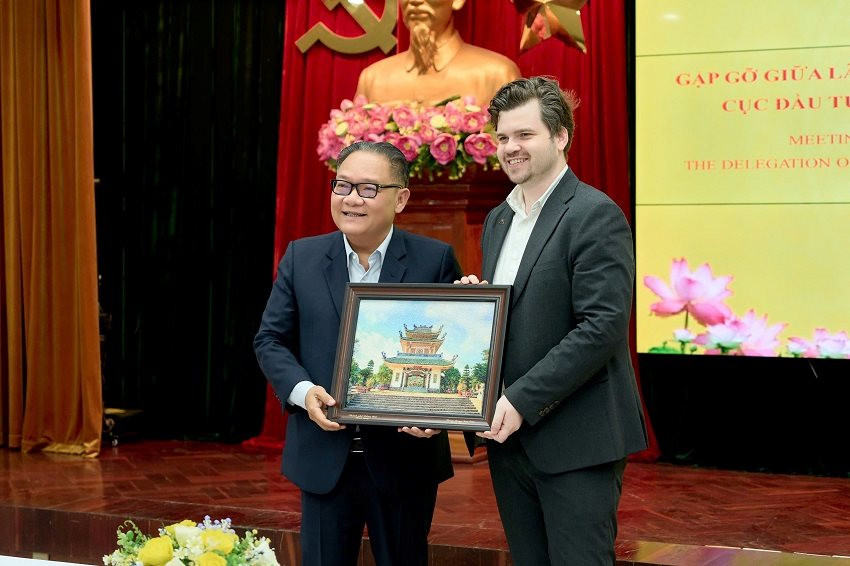 uy-vien-ban-thuong-vu-thanh-uy-pho-chu-tich-thuong-truc-ubnd-thanh-pho-dong-nai-nguyen-kim-long-tang-qua-luu-niem-chu-tich-hiep-hoi-doanh-nghiep-duc-alexander-ziehe(1).jpg