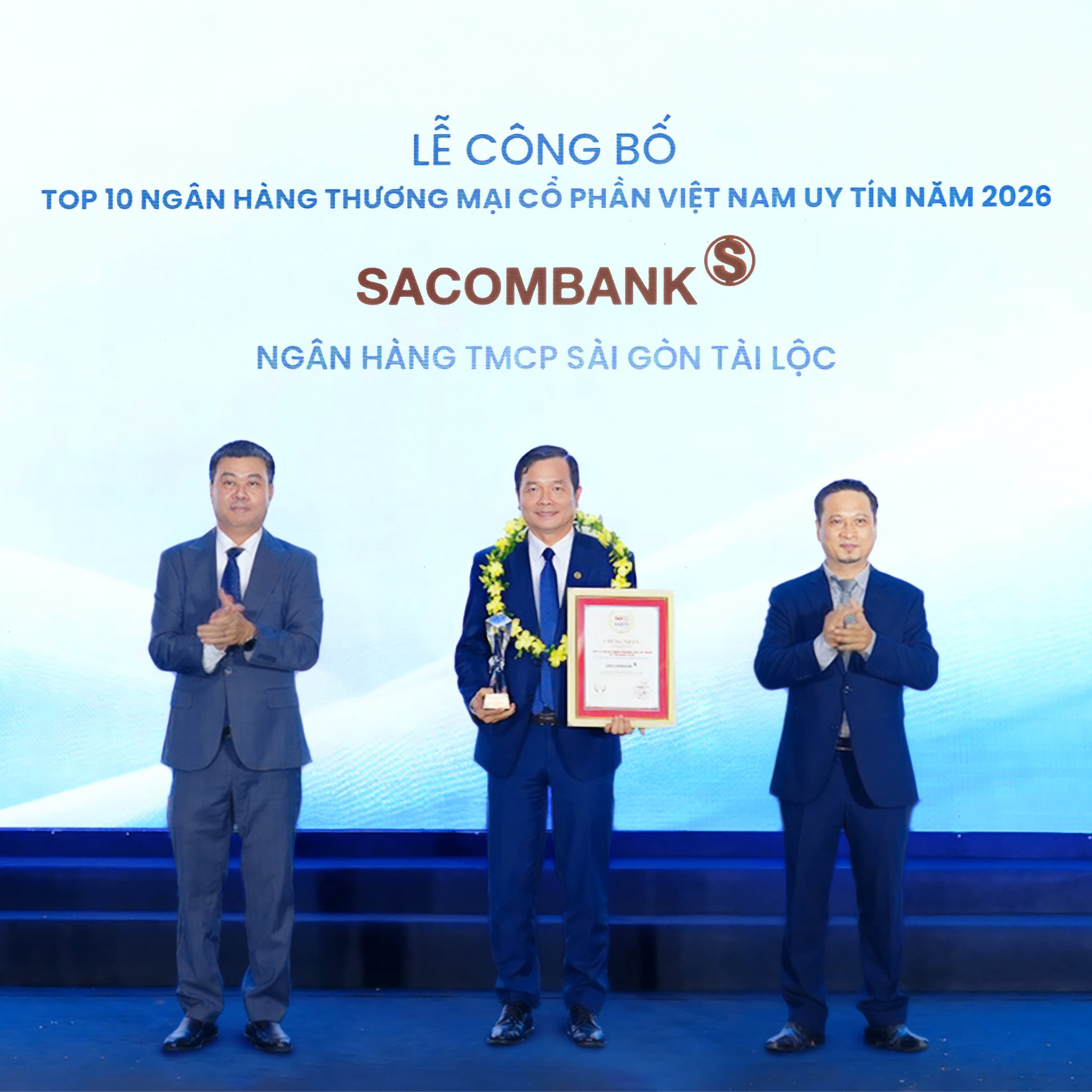 o-ha-van-trung-ptgd-thuong-truc-nhan-giai-thuong.jpg