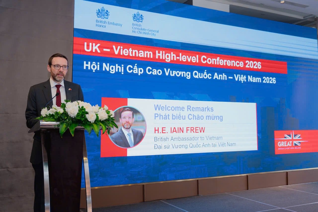 dai-su-anh-tai-viet-nam-iain-frew.jpeg