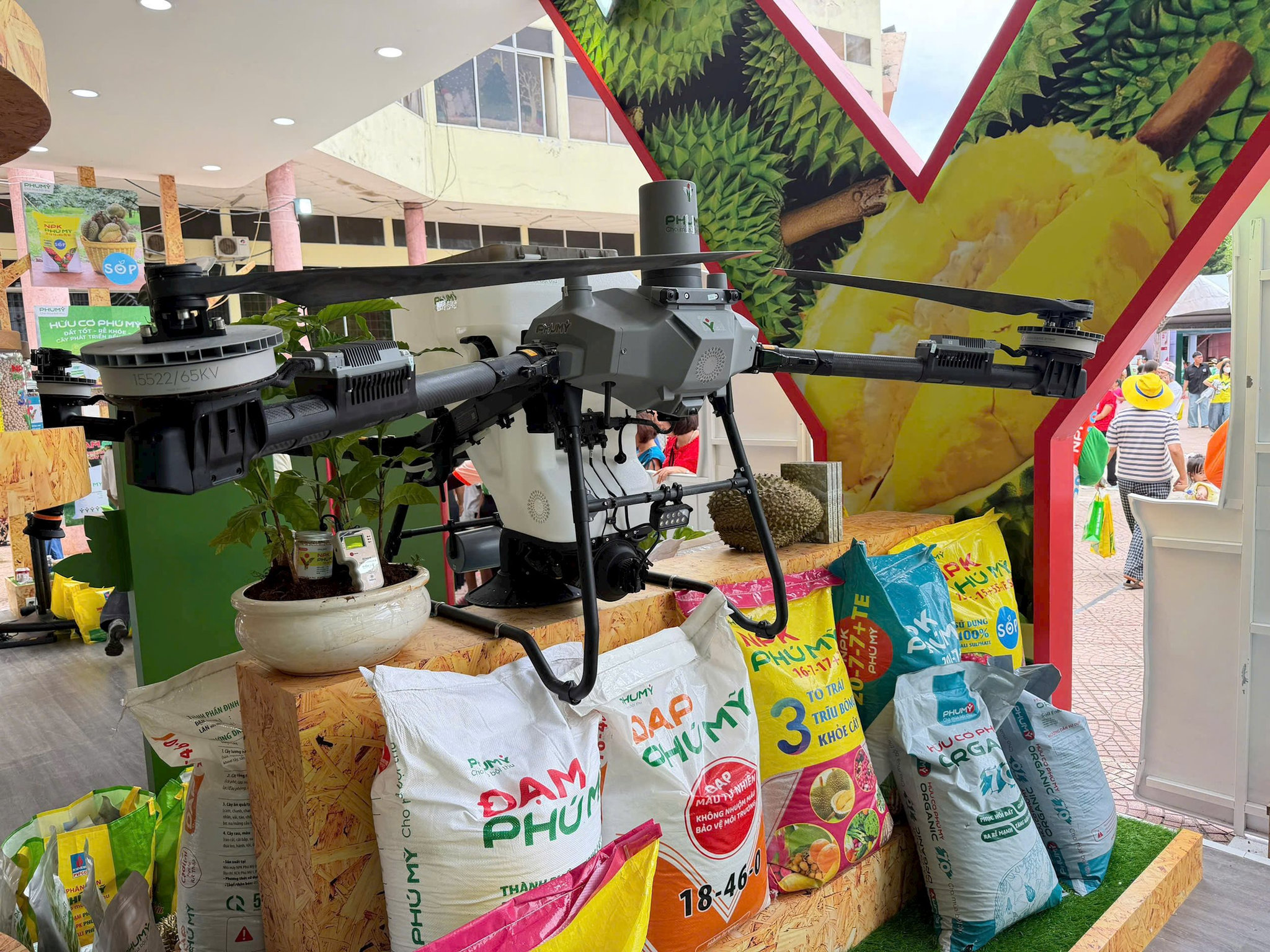 drone-va-cac-san-pham-phan-bon-phu-my-duoc-trung-bay-o-gian-hang.jpg
