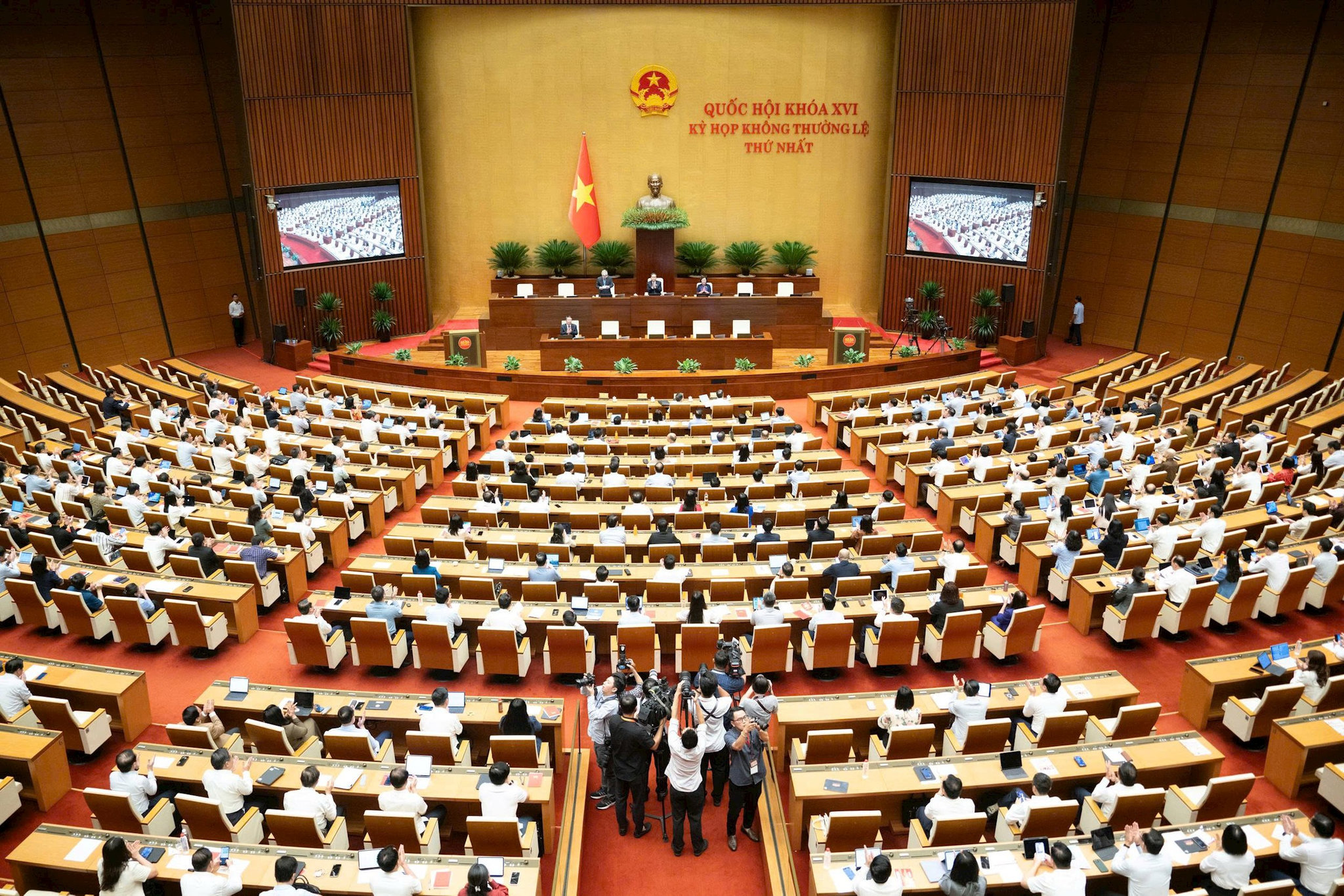 dot-2-ky-hop-thu-nhat.jpg