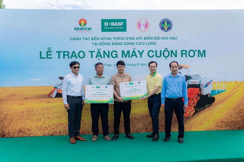 dai-dien-cac-htx-nhan-may-cuon-rom-tu-chuong-trinh.jpg