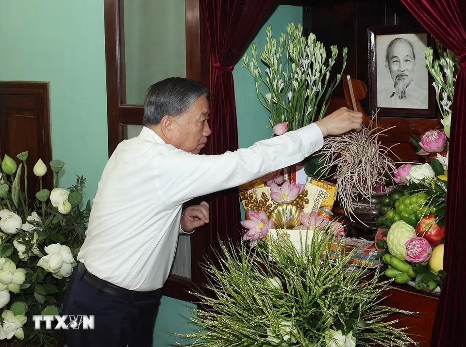 Tổng Bí thư, Chủ tịch nước Tô Lâm dâng hương tưởng nhớ Chủ tịch Hồ Chí Minh- Ảnh 3.