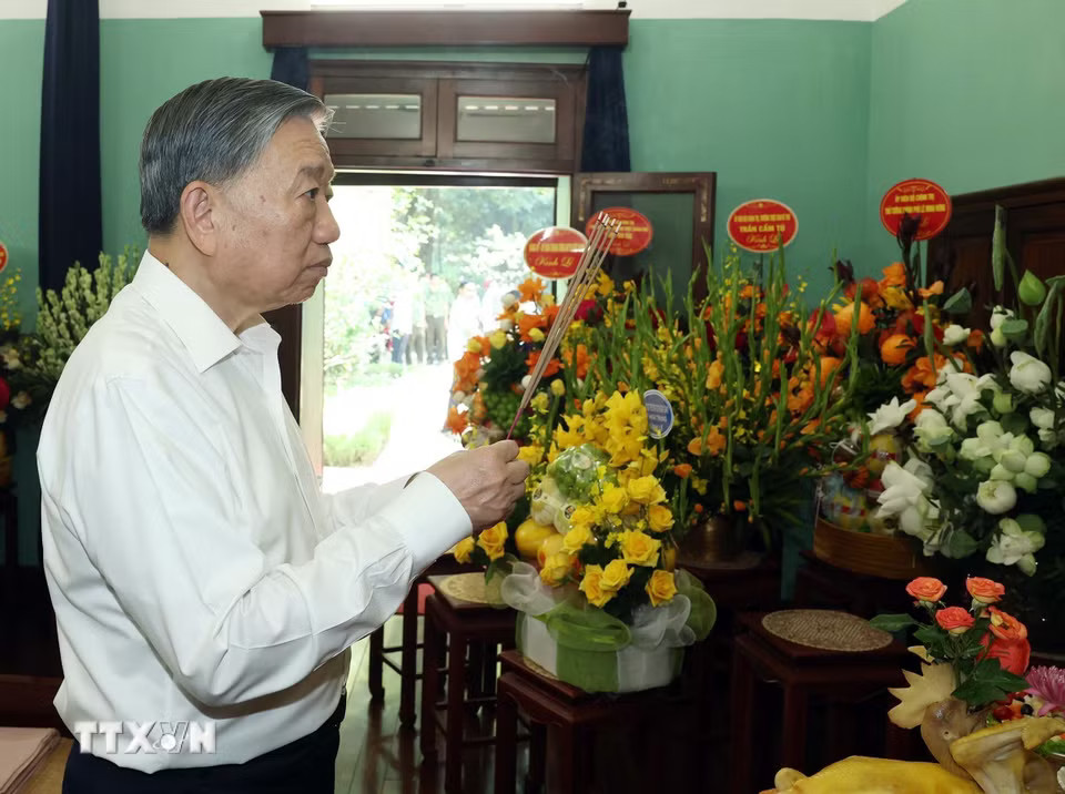 Tổng Bí thư, Chủ tịch nước Tô Lâm dâng hương tưởng nhớ Chủ tịch Hồ Chí Minh- Ảnh 4.