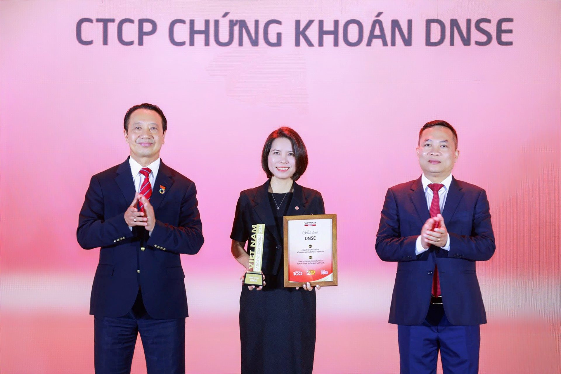 ba-nguyen-thi-tuyen-giam-doc-van-hanh-dnse-nhan-vinh-danh-2-.jpg