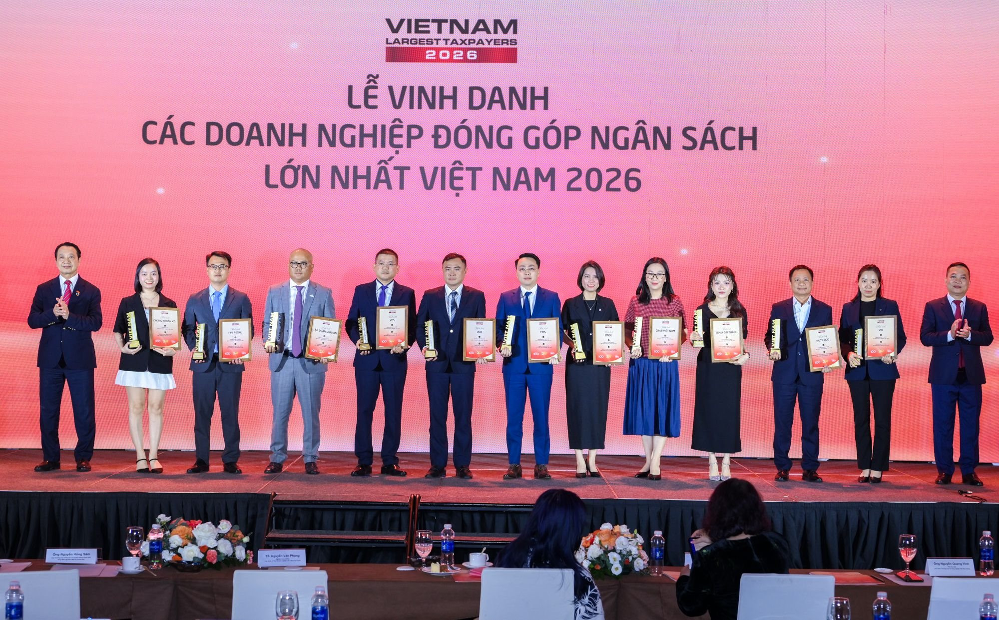 dai-dien-dnse-nhan-vinh-danh-thu-sau-tu-phai-sang-.jpg