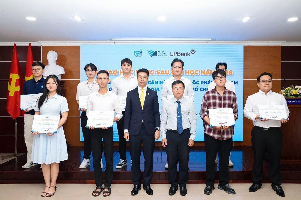 lpbank-trao-gan-1-8-ty-dong-hoc-bong-sau-dai-hoc-cho-dhqg-hcm-1-.jpg