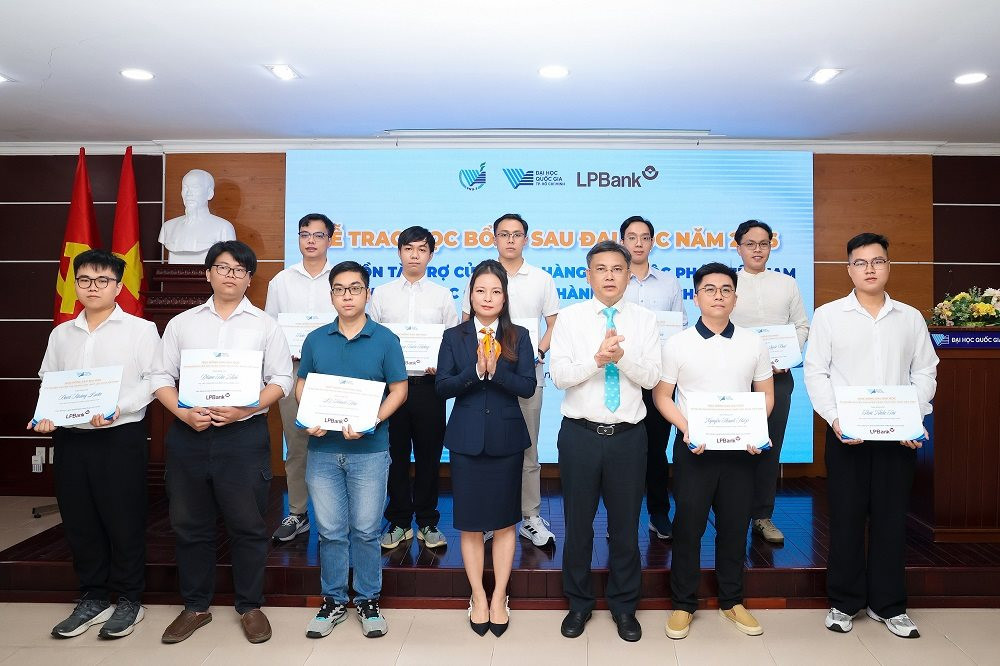 lpbank-trao-gan-1-8-ty-dong-hoc-bong-sau-dai-hoc-cho-dhqg-hcm-3-.jpg