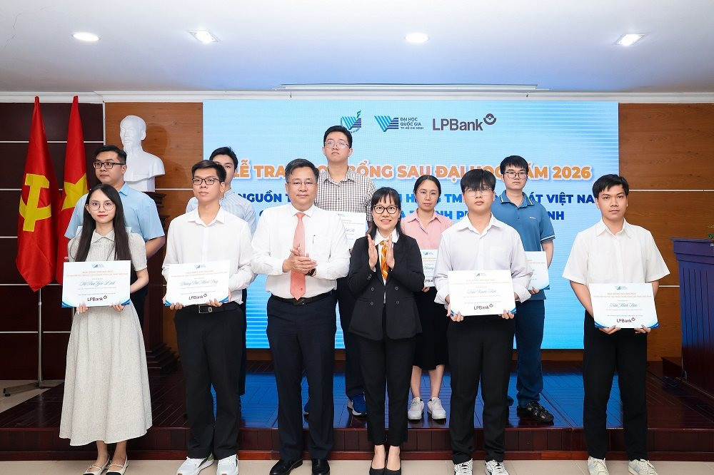 lpbank-trao-gan-1-8-ty-dong-hoc-bong-sau-dai-hoc-cho-dhqg-hcm-4-.jpg