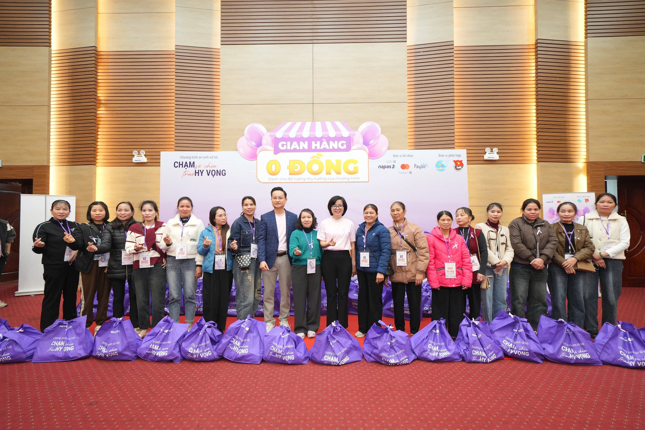 phu-nu-yeu-the-duoc-tam-soat-ung-thu-trong-cham-se-chia-trao-hy-vong-2025-8-.jpg