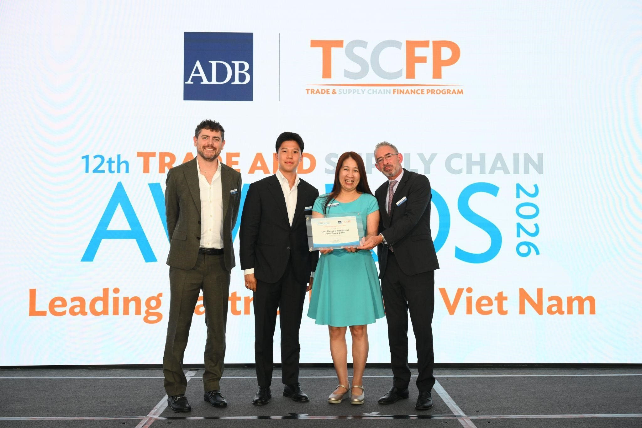 tpbank-nhan-giai-thuong-leading-partner-bank-in-viet-nam-tu-adb-tai-singapore.jpg