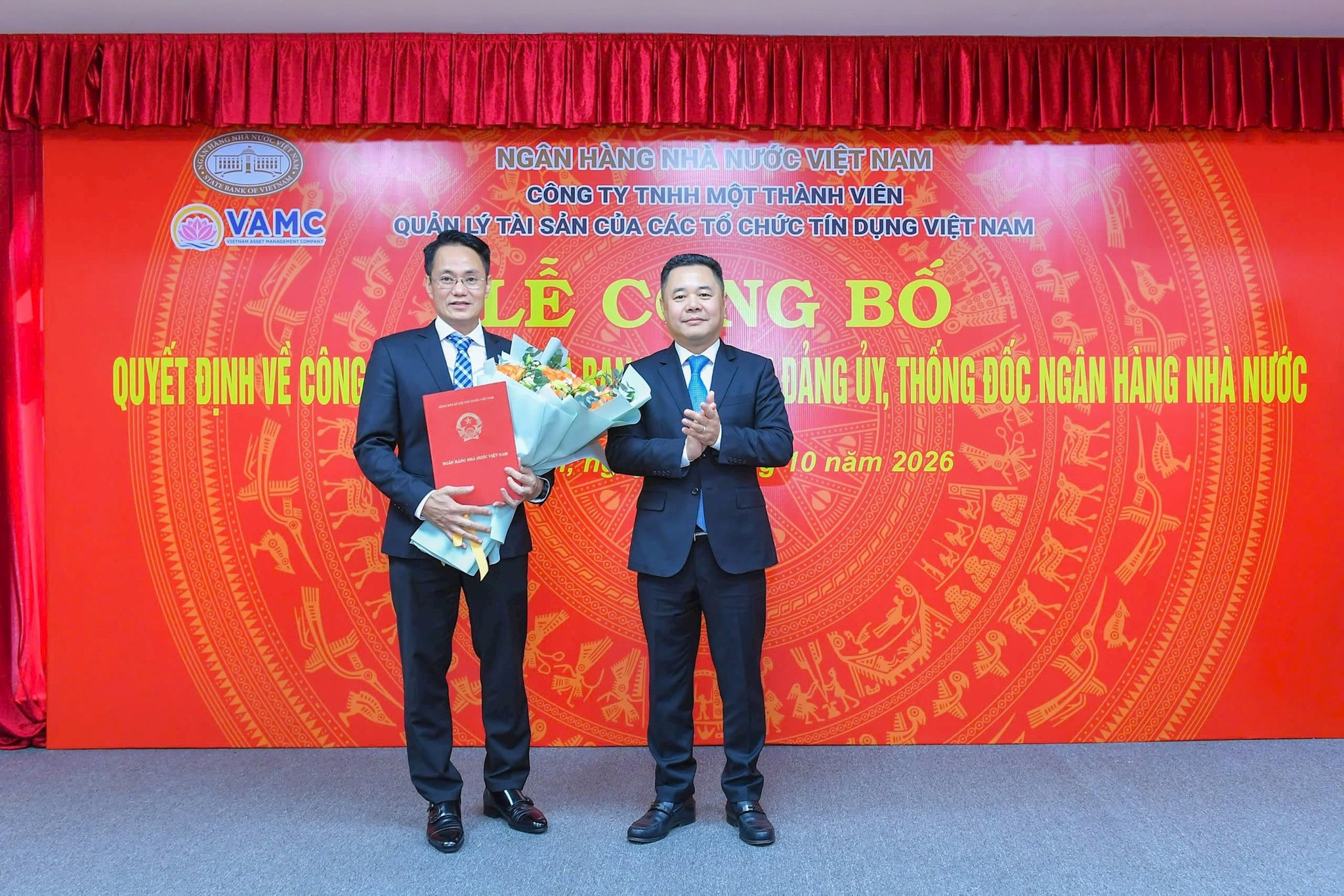 7.10-1-pho-thong-doc-ngan-hang-nha-nuoc-nguyen-ngoc-canh-trao-quyet-dinh-bo-nhiem-pho-tong-giam-doc-vamc.jpg