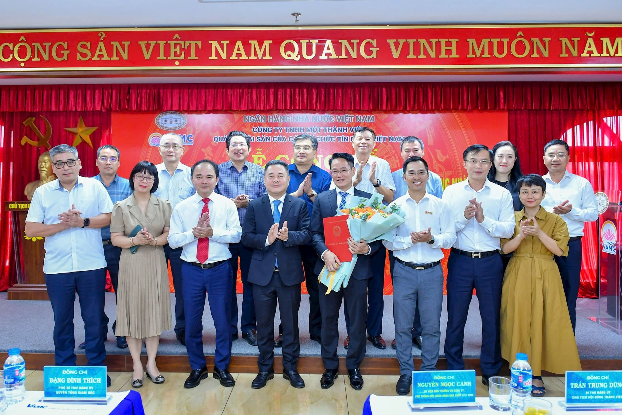 7.10-3-pho-thong-doc-ngan-hang-nha-nuoc-nguyen-ngoc-canh-trao-quyet-dinh-bo-nhiem-pho-tong-giam-doc-vamc.jpg