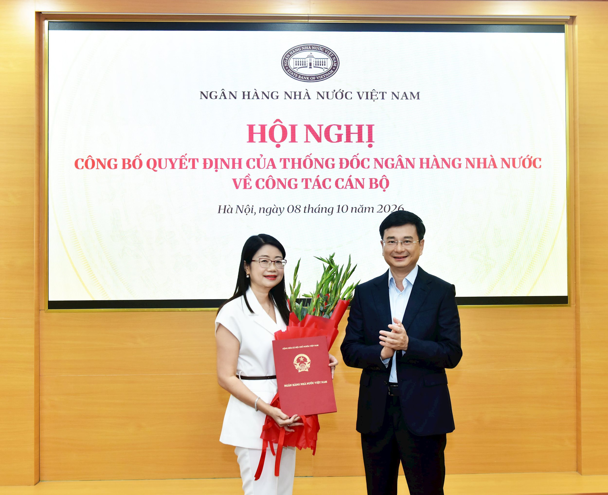 ptd-pham-thanh-ha-trao-hoa-va-quyet-dinh.jpg