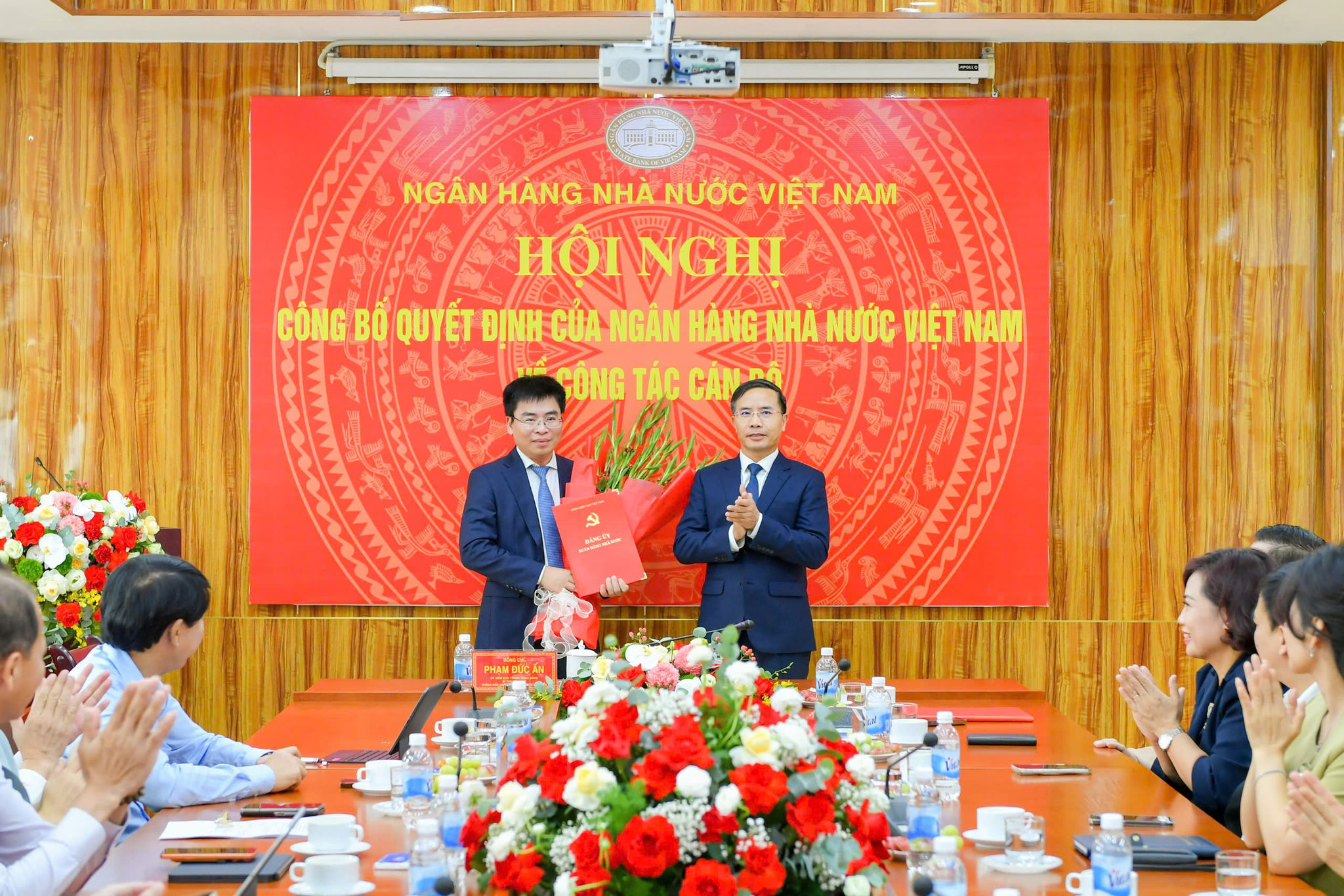 3010 TD trao quyet dinh cho Chu tich NMIT