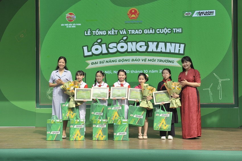 Ban tổ chức trao giải cho các cá nhân và tập thể đạt giải thưởng