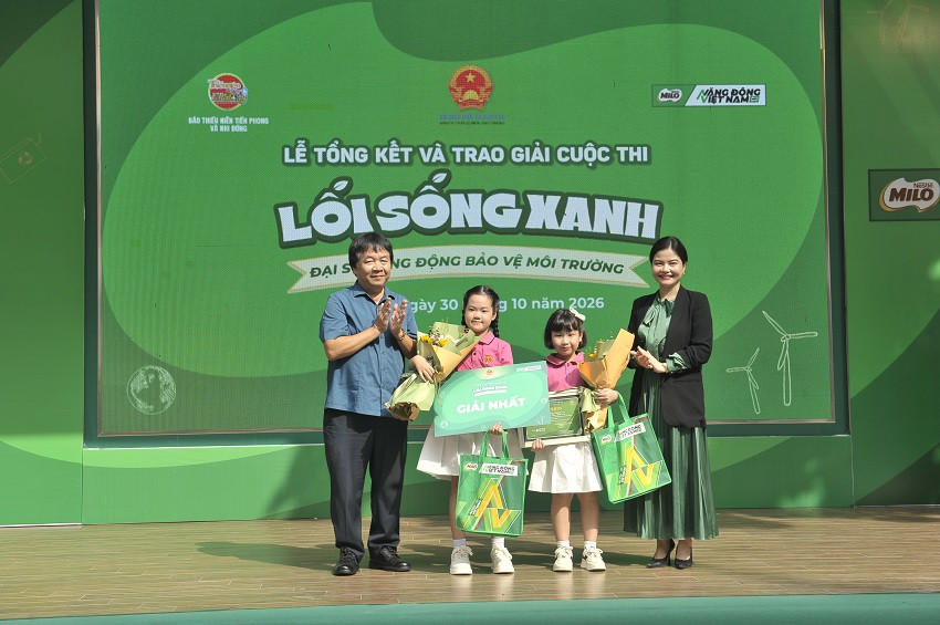 Ban tổ chức trao giải nhất cho em Lê Lê Hoàng Nguyên và Nguyễn Cao Thục Anh, Trường TH Trưng Vương, P. Nam Đông Hà, Tỉnh Quảng Trị