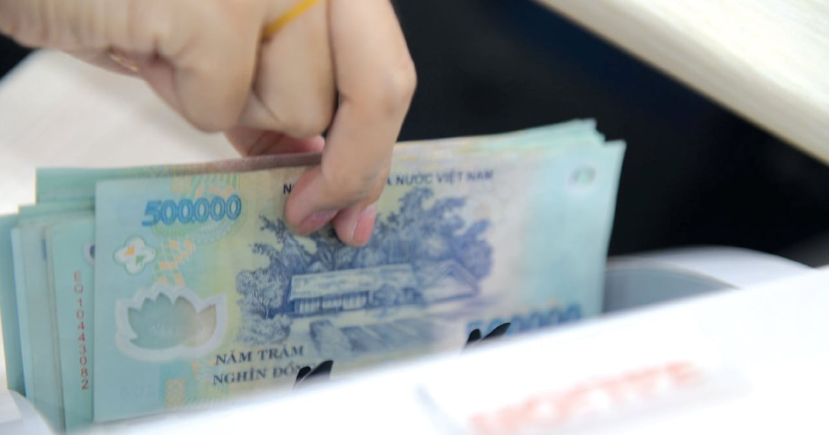 Chuyện cổ tức ngân hàng: Giữ tiền để lớn hay chia sẻ với cổ đông?